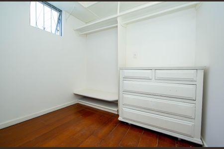 Casa à venda com 480m², 6 quartos e 4 vagas Casa à venda com 480m², 6 quartos e 4 vagasCLOSET QUARTO4