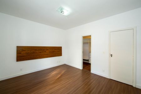 Casa à venda com 480m², 6 quartos e 4 vagas Casa à venda com 480m², 6 quartos e 4 vagasQUARTO4