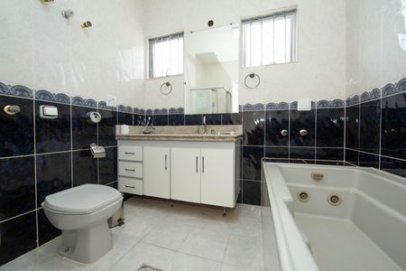 Casa à venda com 480m², 6 quartos e 4 vagas Casa à venda com 480m², 6 quartos e 4 vagasBANHEIRO1