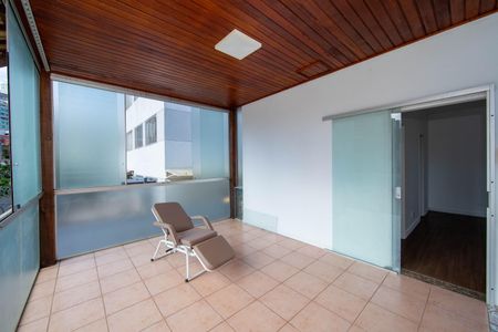 Casa à venda com 480m², 6 quartos e 4 vagas Casa à venda com 480m², 6 quartos e 4 vagasVARANDA QUARTO1