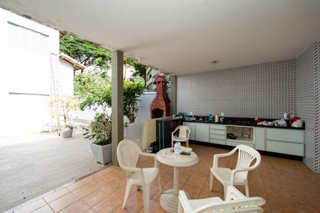 Casa à venda com 480m², 6 quartos e 4 vagas Casa à venda com 480m², 6 quartos e 4 vagasAREA EXTERNA