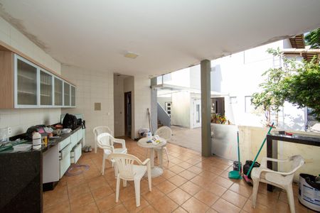 Casa à venda com 480m², 6 quartos e 4 vagas Casa à venda com 480m², 6 quartos e 4 vagasAREA EXTERNA