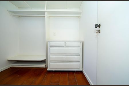 Casa à venda com 480m², 6 quartos e 4 vagas Casa à venda com 480m², 6 quartos e 4 vagasCLOSET QUARTO4