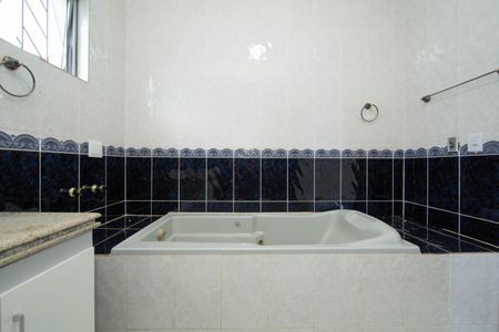 Casa à venda com 480m², 6 quartos e 4 vagas Casa à venda com 480m², 6 quartos e 4 vagasBANHEIRO1