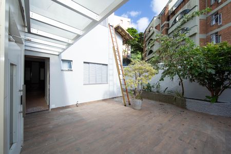 Casa à venda com 480m², 6 quartos e 4 vagas Casa à venda com 480m², 6 quartos e 4 vagasAREA EXTERNA