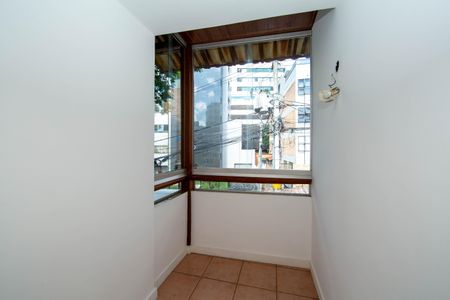 Casa à venda com 480m², 6 quartos e 4 vagas Casa à venda com 480m², 6 quartos e 4 vagasVARANDA