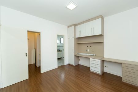 Casa à venda com 480m², 6 quartos e 4 vagas Casa à venda com 480m², 6 quartos e 4 vagasQUARTO3