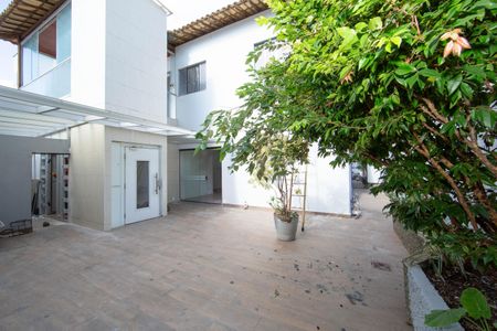 Casa à venda com 480m², 6 quartos e 4 vagas Casa à venda com 480m², 6 quartos e 4 vagasAREA EXTERNA