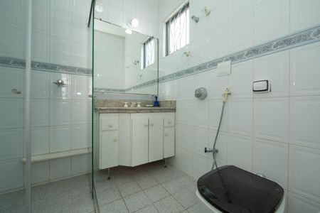 Casa à venda com 480m², 6 quartos e 4 vagas Casa à venda com 480m², 6 quartos e 4 vagasBANHEIRO3