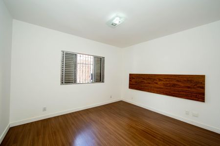 Casa à venda com 480m², 6 quartos e 4 vagas Casa à venda com 480m², 6 quartos e 4 vagasQUARTO4