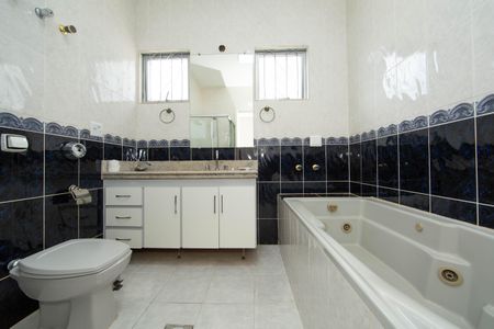 Casa à venda com 480m², 6 quartos e 4 vagas Casa à venda com 480m², 6 quartos e 4 vagasBANHEIRO1