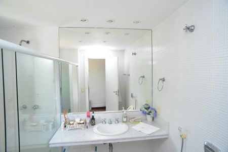 Casa de condomínio para alugar com 600m², 5 quartos e 5 vagas Casa de condomínio para alugar com 600m², 5 quartos e 5 vagasBanheiro Suíte 3