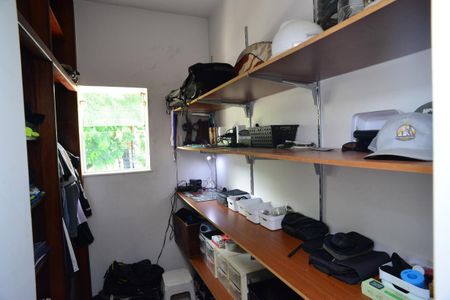 Casa de condomínio para alugar com 600m², 5 quartos e 5 vagas Casa de condomínio para alugar com 600m², 5 quartos e 5 vagasCloset Escritório