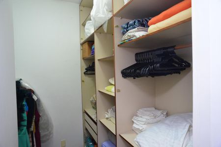 Casa de condomínio para alugar com 600m², 5 quartos e 5 vagas Casa de condomínio para alugar com 600m², 5 quartos e 5 vagasCloset Suíte 3