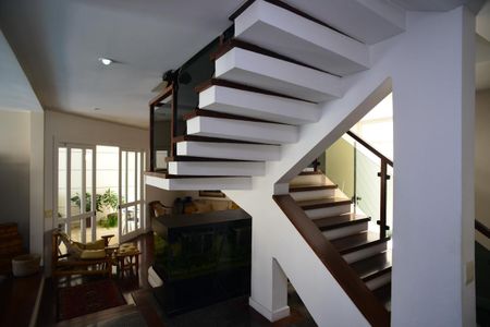 Casa de condomínio para alugar com 600m², 5 quartos e 5 vagas Casa de condomínio para alugar com 600m², 5 quartos e 5 vagasEscada de Acesso 2º Piso