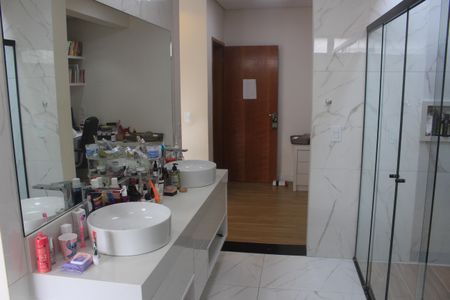 Casa à venda com 389m², 3 quartos e 4 vagasBanheiro da Suíte 1