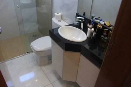 Casa à venda com 389m², 3 quartos e 4 vagasBanheiro da Suíte 2