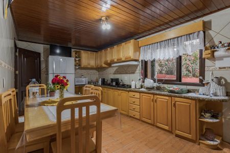 Casa para alugar com 270m², 4 quartos e 2 vagas Casa para alugar com 270m², 4 quartos e 2 vagasCozinha