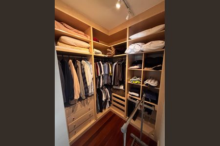 Closet suíte 1 de casa de condomínio para alugar com 5 quartos, 430m² em Residencial Morada dos Lagos, Barueri