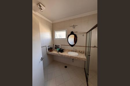 Casa de condomínio para alugar com 430m², 5 quartos e 6 vagas Casa de condomínio para alugar com 430m², 5 quartos e 6 vagasBanheiro suíte 3