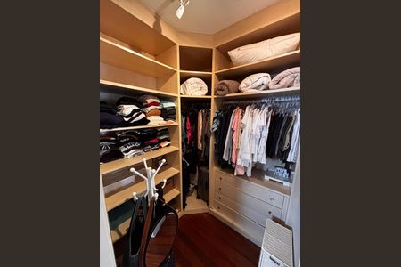 Casa de condomínio para alugar com 430m², 5 quartos e 6 vagas Casa de condomínio para alugar com 430m², 5 quartos e 6 vagasCloset suíte 4