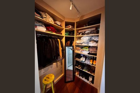 Casa de condomínio para alugar com 430m², 5 quartos e 6 vagas Casa de condomínio para alugar com 430m², 5 quartos e 6 vagasCloset suíte 3