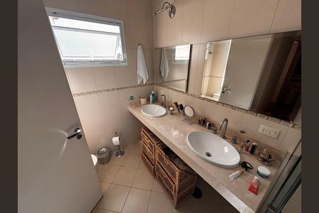 Casa de condomínio para alugar com 430m², 5 quartos e 6 vagas Casa de condomínio para alugar com 430m², 5 quartos e 6 vagasBanheiro suíte 1
