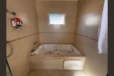 Banheiro suíte 1 de casa de condomínio para alugar com 5 quartos, 430m² em Residencial Morada dos Lagos, Barueri