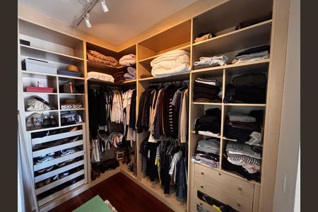 Casa de condomínio para alugar com 430m², 5 quartos e 6 vagas Casa de condomínio para alugar com 430m², 5 quartos e 6 vagasCloset suíte 1