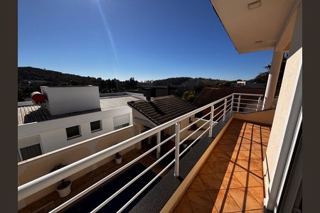 Casa de condomínio para alugar com 430m², 5 quartos e 6 vagas Casa de condomínio para alugar com 430m², 5 quartos e 6 vagasVaranda suíte 1 e 2
