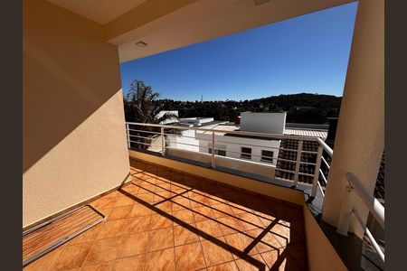 Casa de condomínio para alugar com 430m², 5 quartos e 6 vagas Casa de condomínio para alugar com 430m², 5 quartos e 6 vagasVaranda suíte 1 e 2
