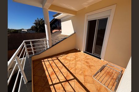 Varanda suíte 1 e 2  de casa de condomínio para alugar com 5 quartos, 430m² em Residencial Morada dos Lagos, Barueri