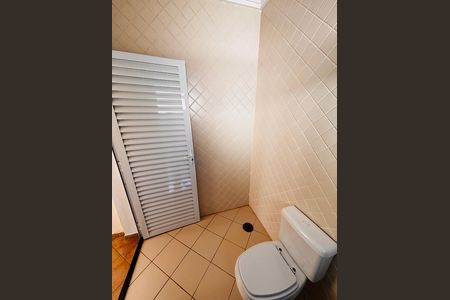 Casa de condomínio para alugar com 430m², 5 quartos e 6 vagas Casa de condomínio para alugar com 430m², 5 quartos e 6 vagasBanheiro piscina