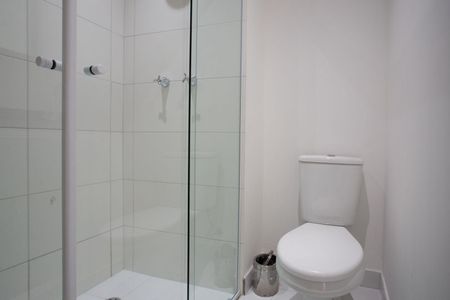 Banheiro de kitnet/studio para alugar com 1 quarto, 24m² em Vila Cordeiro, São Paulo