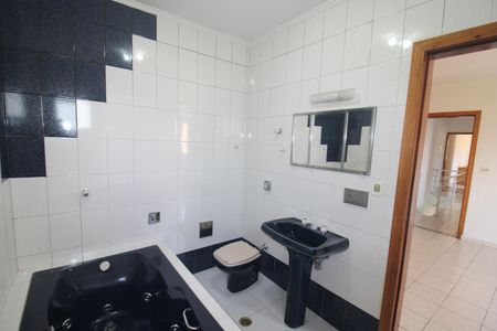 Casa à venda com 326m², 3 quartos e 6 vagasQuarto 1 - Banheiro