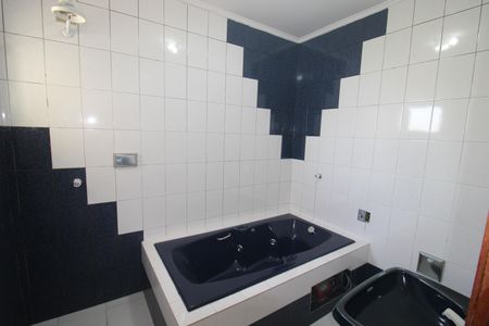 Casa à venda com 326m², 3 quartos e 6 vagasQuarto 1 - Banheiro