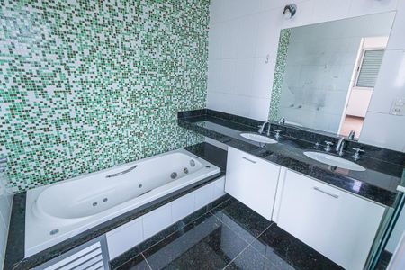 Apartamento para alugar com 200m², 4 quartos e 2 vagassuite