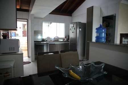 Casa para alugar com 236m², 4 quartos e 4 vagasCozinha 