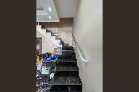 Casa para alugar com 90m², 2 quartos e 1 vaga Casa para alugar com 90m², 2 quartos e 1 vagaEscada