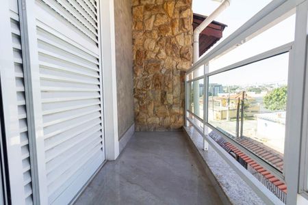 Casa à venda com 138m², 3 quartos e 4 vagas Casa à venda com 138m², 3 quartos e 4 vagasVaranda