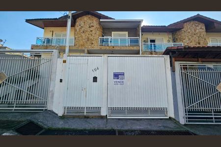 Casa à venda com 138m², 3 quartos e 4 vagas Casa à venda com 138m², 3 quartos e 4 vagasFachada