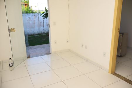 Sala de casa de condomínio para alugar com 2 quartos, 70m² em Praia do Flamengo, Salvador