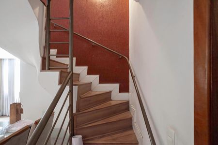 Apartamento à venda com 121m², 2 quartos e 2 vagasEscada