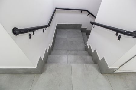 Apartamento para alugar com 43m², 1 quarto e 1 vaga Apartamento para alugar com 43m², 1 quarto e 1 vagaEscada