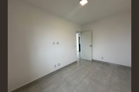 Quarto 1 de apartamento para alugar com 2 quartos, 60m² em Outeiro de São Fernando, Barueri