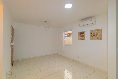 Casa de condomínio para alugar com 68m², 2 quartos e 2 vagasSala 