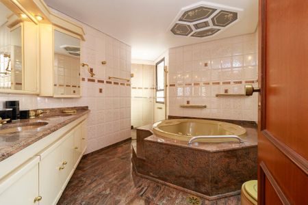 Apartamento para alugar com 233m², 3 quartos e 3 vagasSuíte 1 - Banheiro