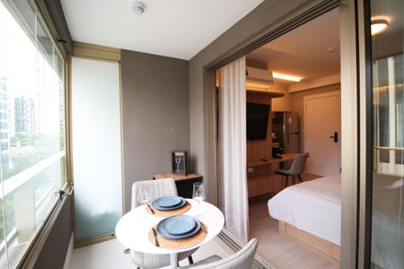 Varanda de kitnet/studio para alugar com 1 quarto, 28m² em Indianópolis, São Paulo