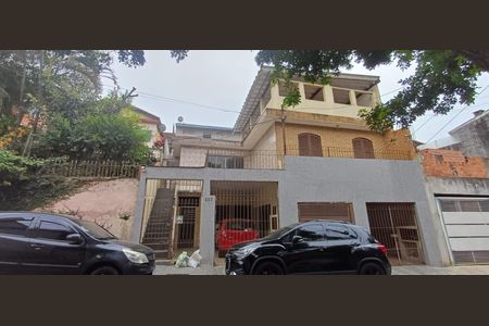 Casa à venda com 200m², 6 quartos e 3 vagas Casa à venda com 200m², 6 quartos e 3 vagasFachada