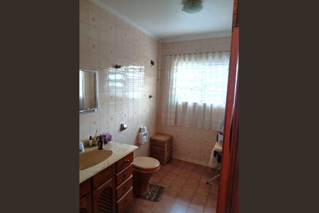 Casa à venda com 200m², 6 quartos e 3 vagas Casa à venda com 200m², 6 quartos e 3 vagasBanheiro